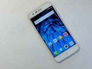 Мобильный телефон ZTE Blade v8 3/32GB