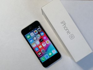 Мобильный телефон iPhone SE 32GB