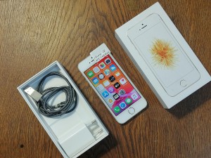 Мобильный телефон iPhone SE 32GB