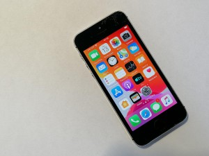 Мобильный телефон iPhone SE 64GB