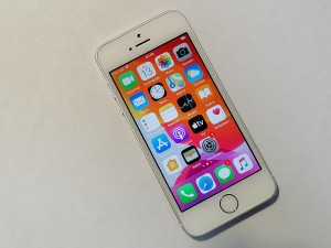 Мобильный телефон iPhone SE 32GB