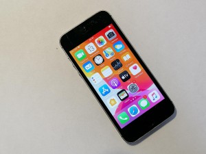 Мобильный телефон iPhone SE 64GB