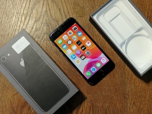 Мобильный телефон iPhone 8 64GB