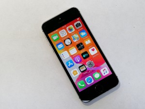 Мобильный телефон iPhone SE 64GB
