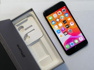 Мобильный телефон iPhone 8 64GB