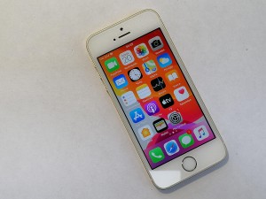 Мобильный телефон iPhone SE 32GB