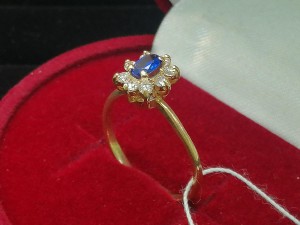 Кольцо с камнями золотое