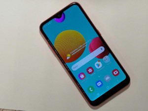 Мобильный телефон Samsung M01 3/32GB