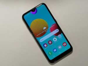 Мобильный телефон Samsung m01 3/32GB