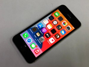 Мобильный телефон iPhone SE 128GB