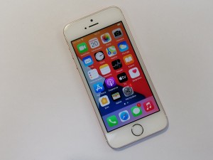 Мобильный телефон iPhone SE 16GB
