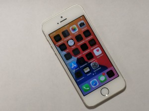 Мобильный телефон  Apple iPhone SE 16GB