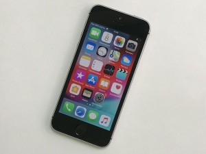 Мобильный телефон iPhone SE 32GB