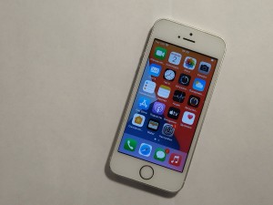 Мобильный телефон iPhone SE 32gb