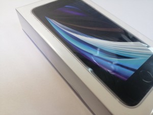 Мобильный телефон iPhone SE 2020