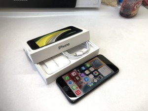 Мобильный телефон iPhone SE 2020