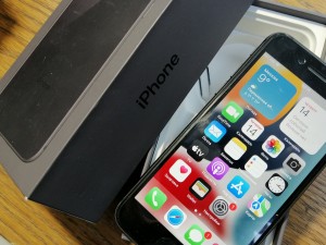 Мобильный телефон iPhone 8 64gb