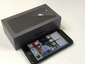Мобильный телефон iPhone 8 64gb