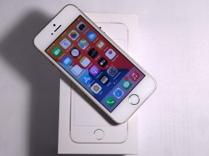Мобильный телефон iPhone se 64gb