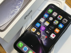 Мобильный телефон iPhone xR 64gb