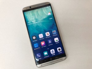 Мобильный телефон ZTE Axon 7