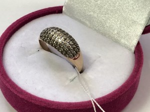 Кольцо с камнями золотое