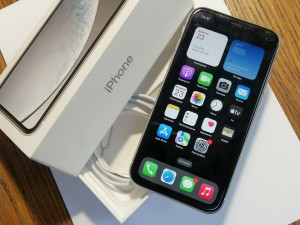 Мобильный телефон iPhone XR 64gb