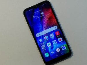 Мобильный телефон Honor 8s 2/32gb Трещины, царапины