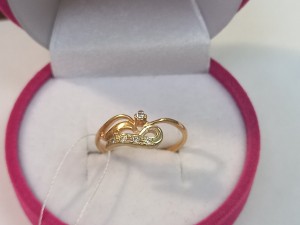 Кольцо с камнями золотое