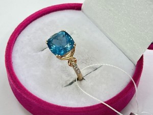 Кольцо с камнями золотое