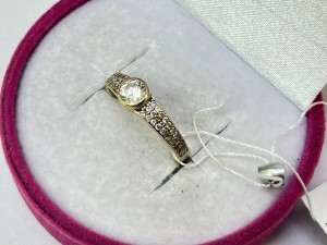 Кольцо с камнями золотое