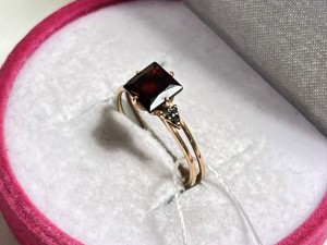 Кольцо с камнями золотое