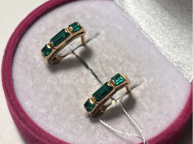 Серьги с камнями золотые
