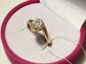 Кольцо с камнями золотое