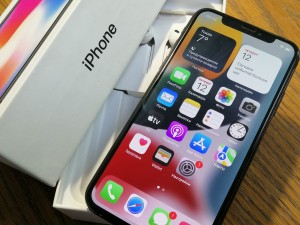 Мобильный телефон iPhone X 64GB