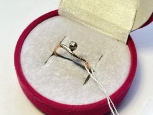 Кольцо с камнями бриллиант золотое