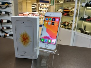 Мобильный телефон iPhone SE 32GB