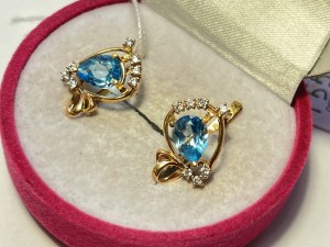 Серьги с камнями золотые
