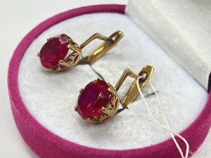 Серьги с камнями золотые