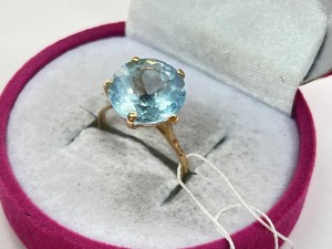 Кольцо с камнями золотое