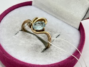 Кольцо с камнями золотое