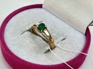 Кольцо с камнями золотое