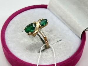Кольцо с камнями золотое