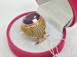 Кольцо с камнями золотое