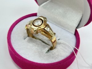 Перстень с камнями золотой
