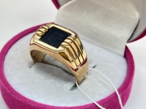 Перстень с камнями золотой