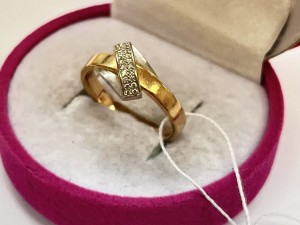 Кольцо с камнями золотое