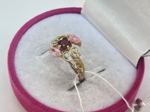 Кольцо с камнями золотое