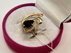 Кольцо с камнями золотое