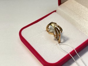 Кольцо с камнями золотое